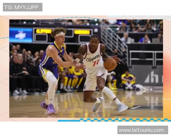 勇士与快船季后赛第三场激战回顾球星表现与战术分析